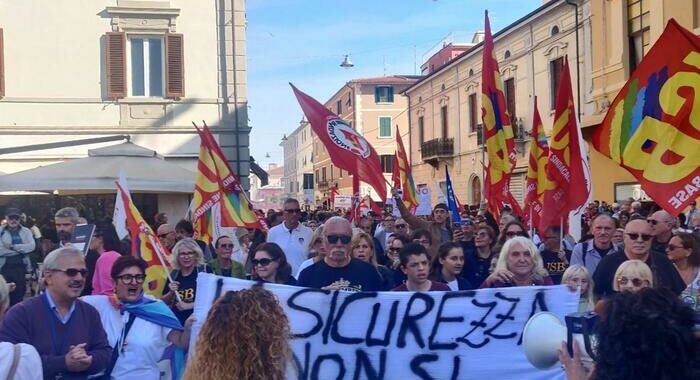 Protesta contro rigassificatore Piombino, ‘3mila in piazza’