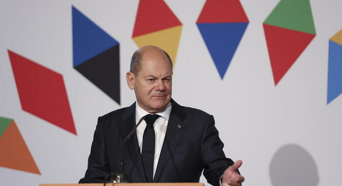 Scholz, piani per caro energia pure in Italia e altri Paesi