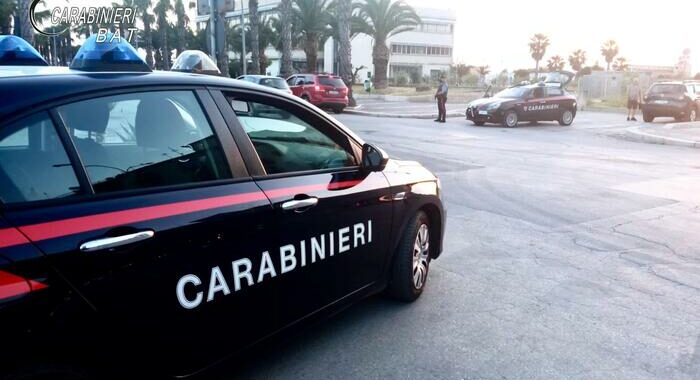 Si barrica in casa col figlio, trattativa con carabinieri