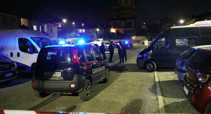 Si barrica in casa con figlio, trattative ancora in corso