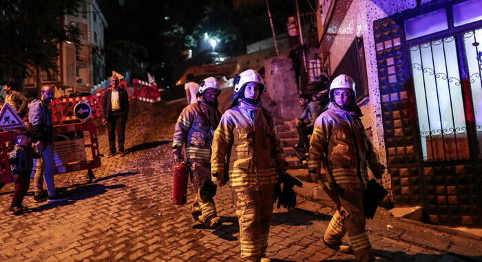 Spento incendio in un grattacielo di 24 piani a Istanbul