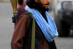 Talebani sparano in aria e picchiano donne che protestano