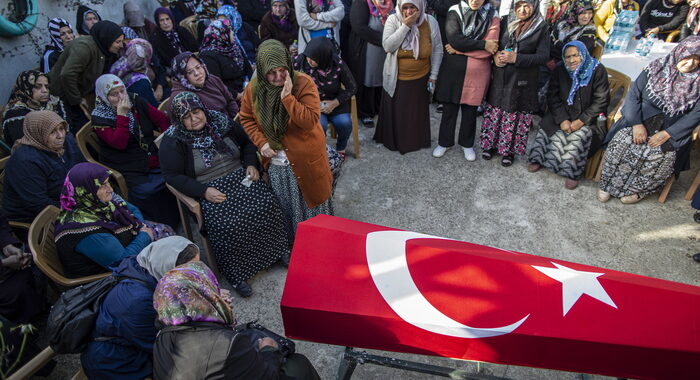 Turchia: esplosione miniera, Erdogan su luogo tragedia, 41 morti