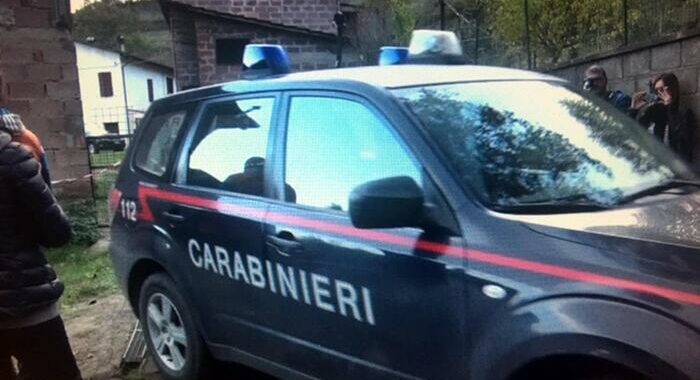 Uccide la madre 85enne e poi chiama i carabinieri