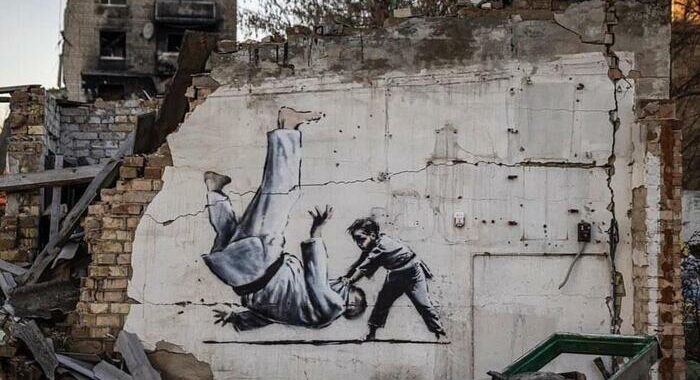 Banksy in Ucraina, due sue opere contro Putin a Borodyanka