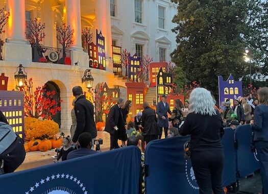 Biden e la First Lady regalano dolcetti ai bambini per Halloween