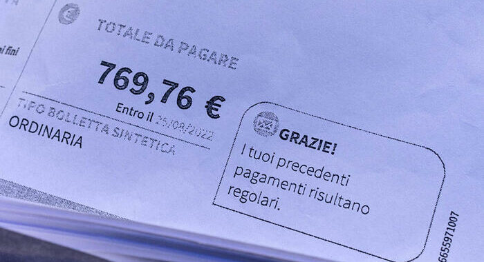Bolloré rimborsa a dipendenti italiani 2.000 euro di bollette
