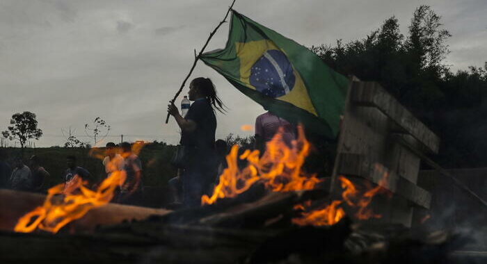 Bolsonarista uccide un uomo e ne ferisce 4 dopo vittoria Lula