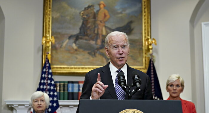 Bp: boom di utili con gas, Biden minaccia più tasse