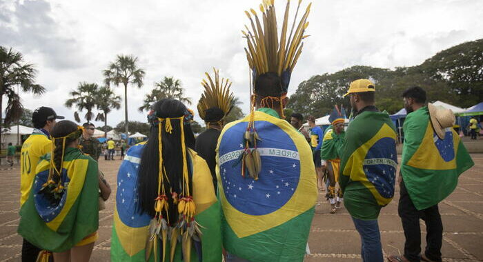 Brasile: Bolsonaro, militanti bloccano aeroporto a San Paolo