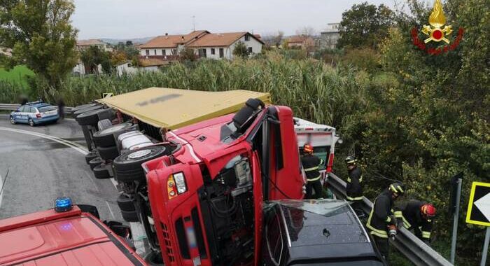 Camion si ribalta e cade su ambulanza: morti autista e paziente