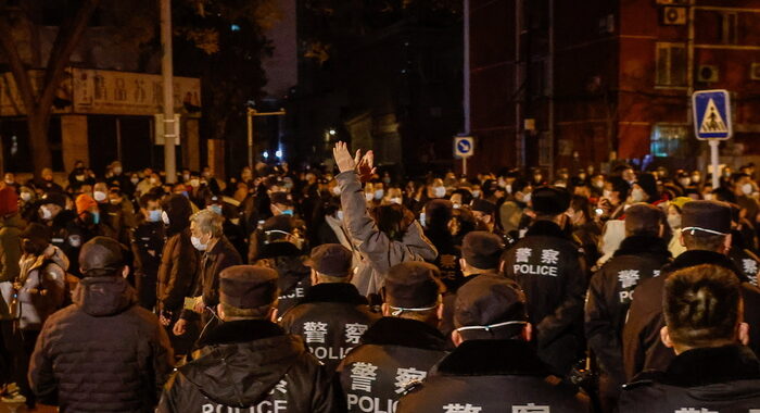 Cina, allentate restrizioni Covid a Urumqi dopo proteste
