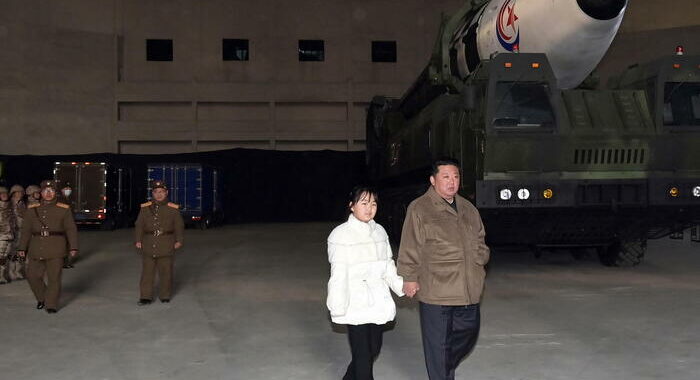 Corea Nord: Kim ispeziona lancio missile Icbm con la figlia