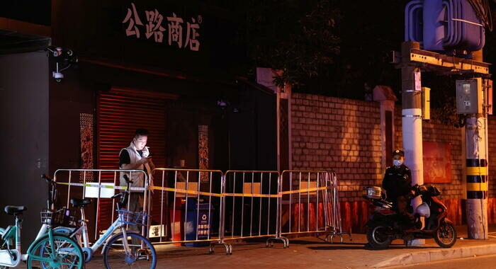 Covid: Cina, centinaia di manifestanti a Pechino e Shanghai