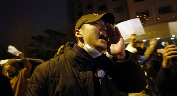 Covid: Cina, la protesta si allarga anche a Wuhan