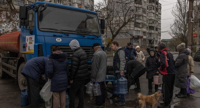 Kiev, iniziate le evacuazioni governative da Kherson