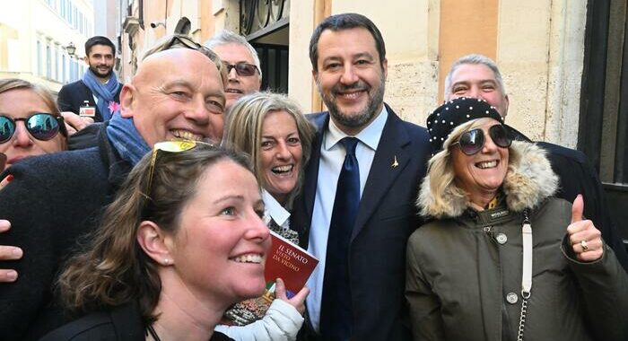 Lega: al via assemblea eletti con Salvini, applauso per Maroni