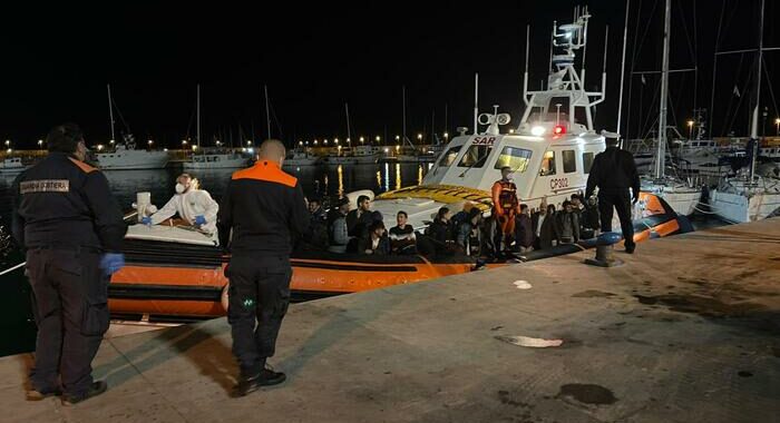Migranti: ancora uno sbarco nella Locride, arrivati in 60