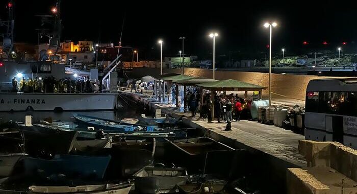 ++ Migranti: cadavere di un bimbo portato a Lampedusa ++