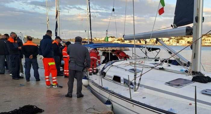 Migranti: in 102 sbarcano in Salento, c’è un morto