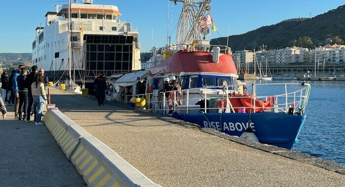 Migranti: Rise Above arrivata in porto a Reggio Calabria