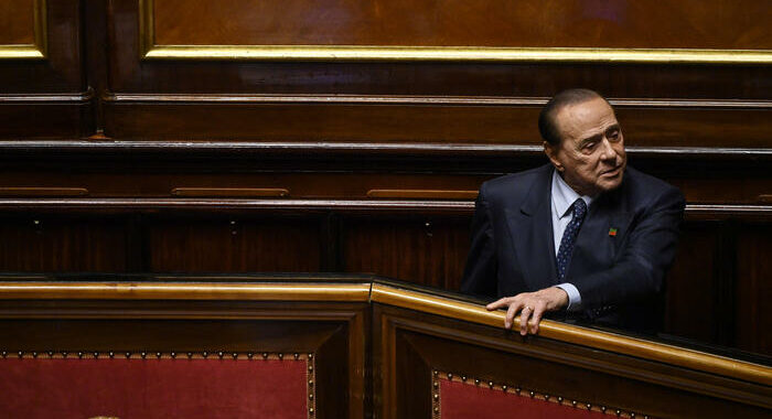 Migranti:Berlusconi, ok discontinuità ma attenti ad essere umani