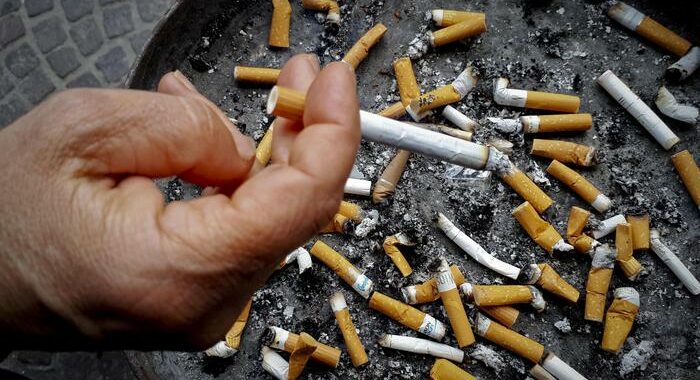 Per le sigarette rialzo di 20 cent, rincarano anche le e-cig