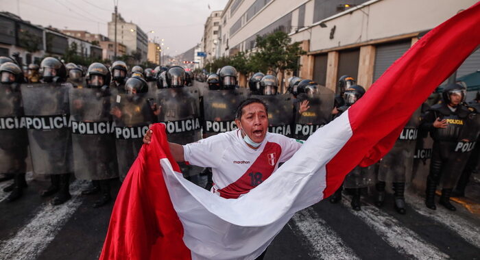 Perù: migliaia in corteo a Lima contro presidente Castillo