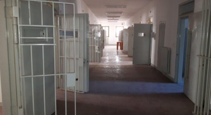 Pestaggio detenuto, domiciliari per 6 agenti penitenziaria
