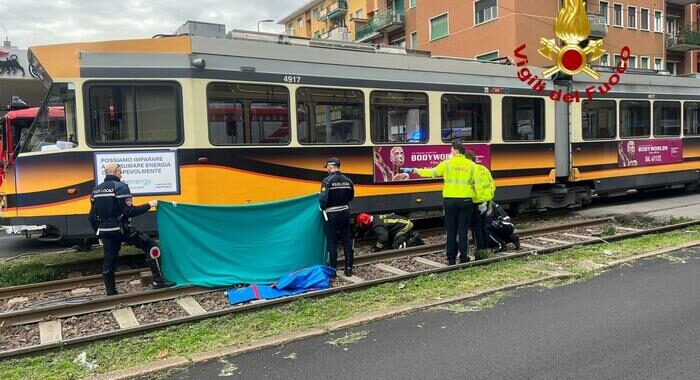 Ragazzino in bici muore investito da un tram a Milano