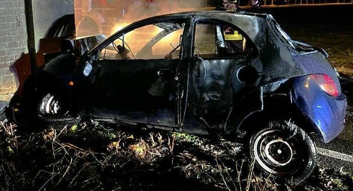 Auto contro un muro nella notte, 18enne muore carbonizzato