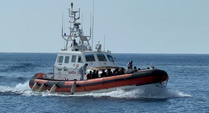 Barca affonda a Lampedusa, 4 dispersi anche 2 bimbi