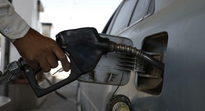 Benzina: dal primo gennaio finisce lo sconto di 18 centesimi