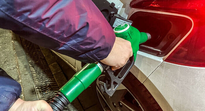 Benzina:sale per effetto del taglio allo sconto sulle accise