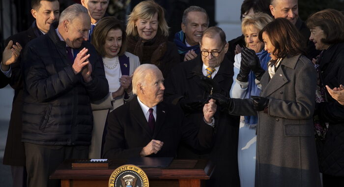Biden firma, è legge provvedimento che tutela nozze gay
