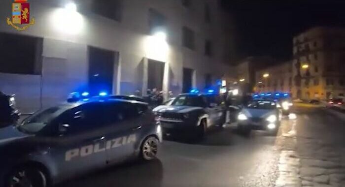 Blitz anticamorra della Polizia contro il clan Mazzarrella