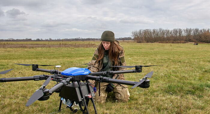 Drone su base aerea russa, danneggiati 2 bombardieri