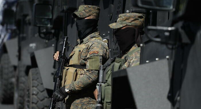 El Salvador: 10mila soldati circondano la città delle gang