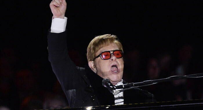 Elton John lascia Twitter, no a disinformazione senza controllo