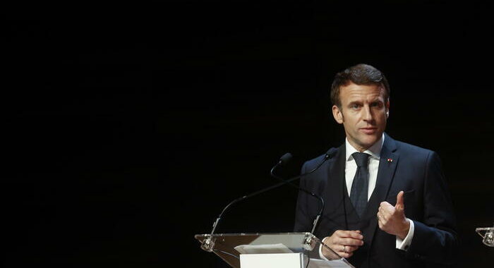 Francia: Macron, preservativi gratis anche per i minorenni