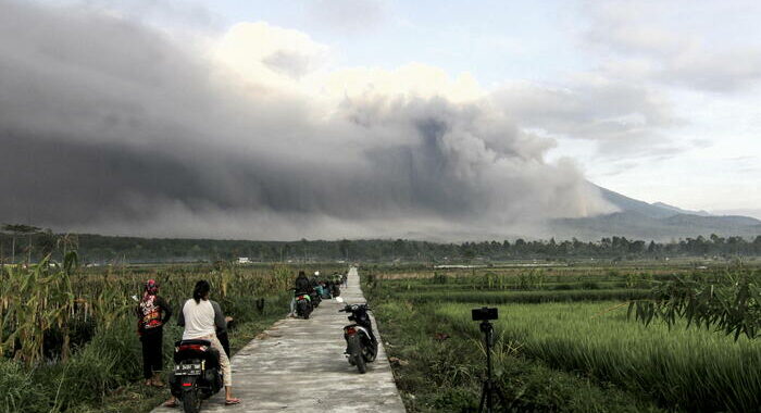 Indonesia, centinaia di persone evacuate dopo eruzione vulcano