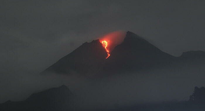 Indonesia: erutta vulcano, allarme tsunami in Giappone