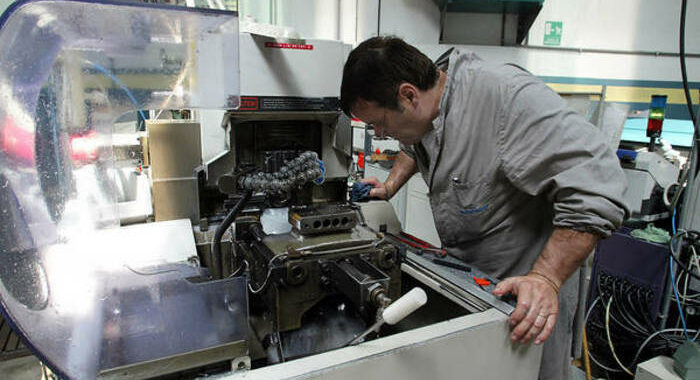 Industria: Istat, nuovo calo del fatturato, -0,8% a ottobre