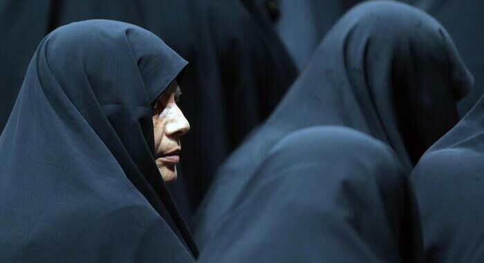 Iran: deputato, blocco dei conti bancari a donne senza velo
