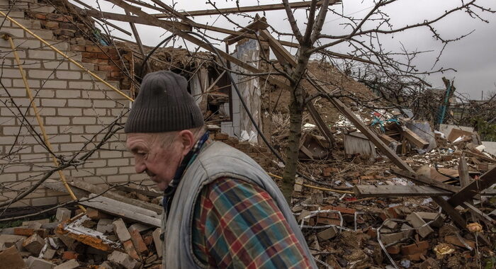 Kiev,bombardato quartiere residenziale a Kherson, un morto