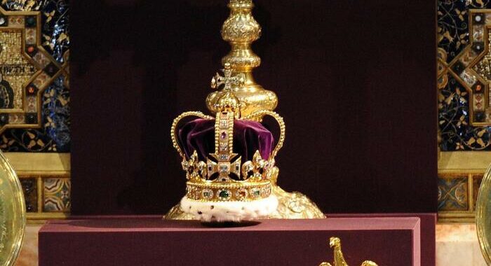Modifiche alla corona in vista dell’incoronazione di Carlo III