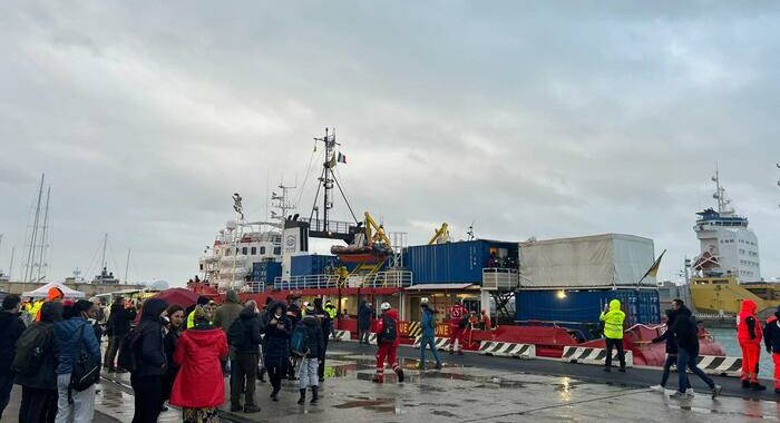 Nave ong Sea Eye 4 in porto Livorno con 108 migranti