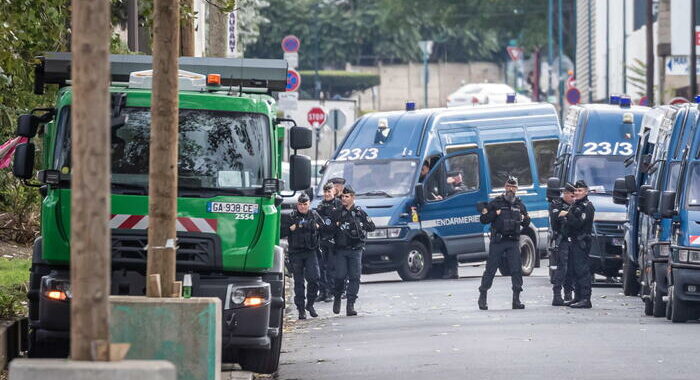 Parigi, 2 morti e 4 feriti nella sparatoria
