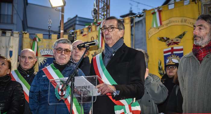 Piazza Fontana, proteste per Cospito alla commemorazione