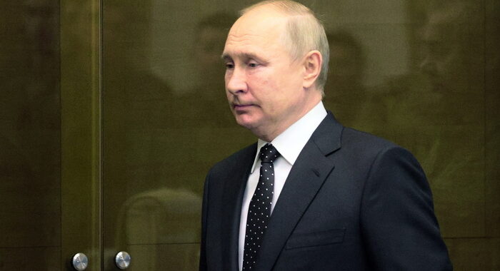 Putin alle agenzia di sicurezza, scovate traditori e spie